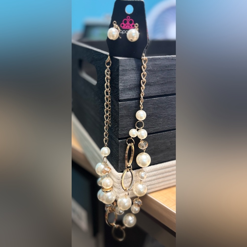Elegant Gold and Pearl Necklace Set